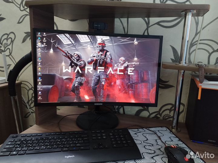 Компьютерный стол, игровое кресло, системник