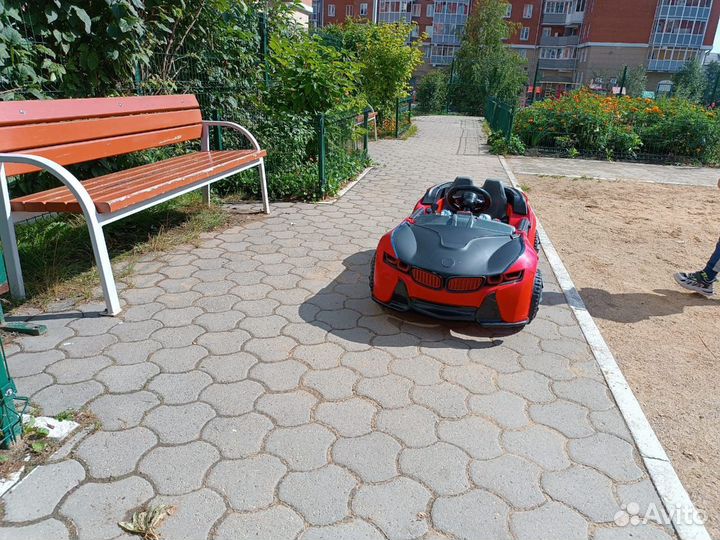 Детская машинка на аккумуляторе с пультом