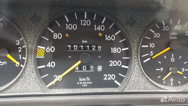 Приборная панель на Mercedes-Benz W201 190E