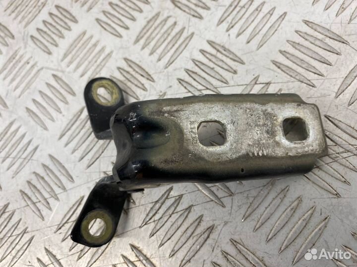 Б/У петля двери передний левый Chevrolet Cruze