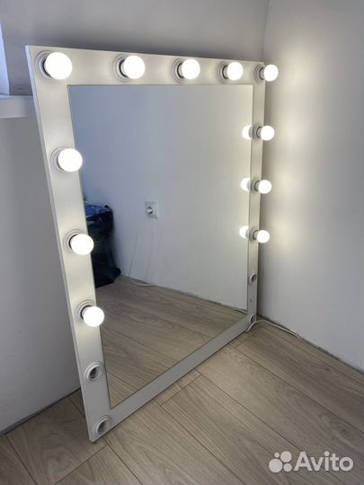 Гримерное зеркало с лампочками