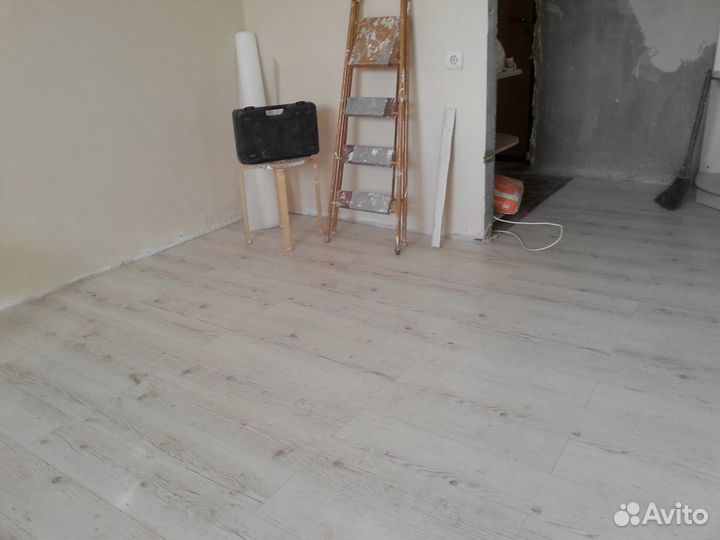 Укладка линолеума,ламината,плинтуса,склейка,фанер