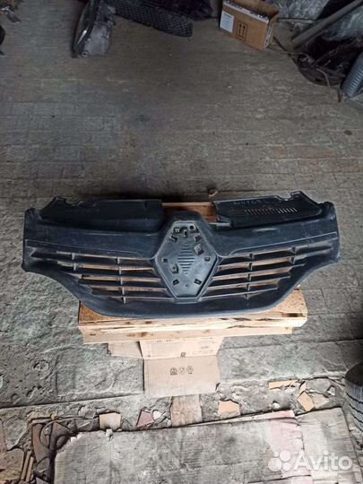 Решетка радиатора Renault Logan