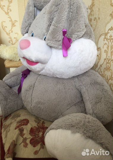 Большой плюшевый заяц