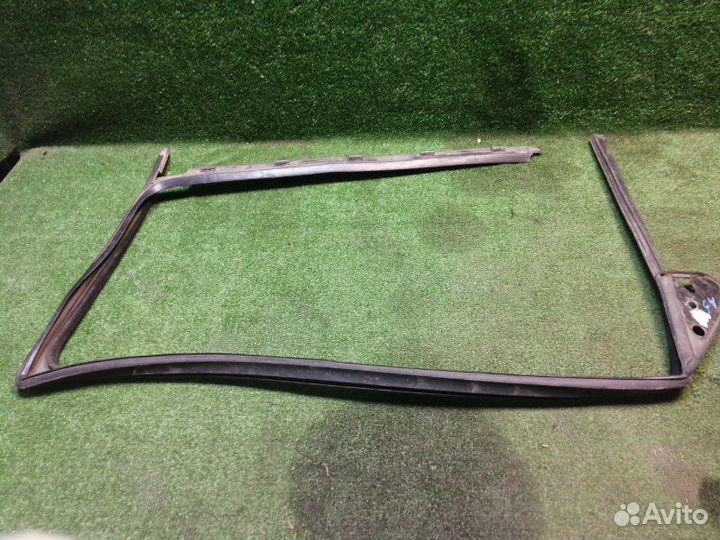 Уплотнитель стекла двери передний левый Skoda