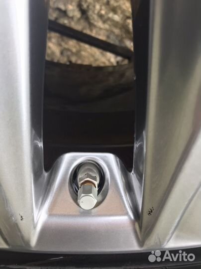 Колесо на r20 на лексус 570 285/50/20