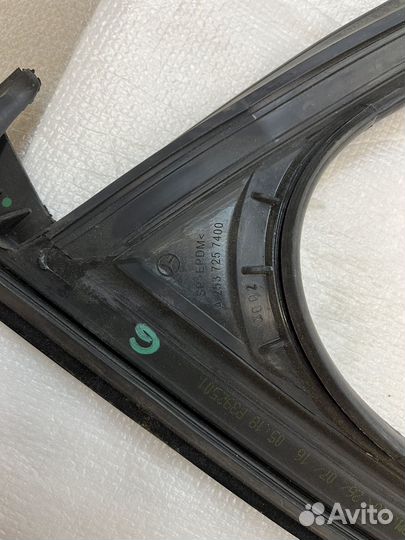 Уплотнитель стекла двери передний правый