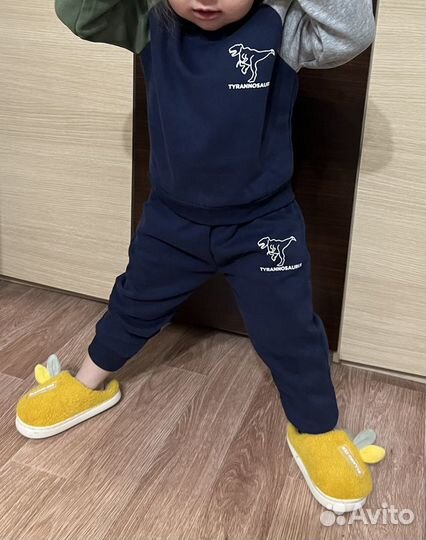 Спортивный костюм с динозавром