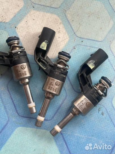 Форсунка топливная бензиновая 03C906036F