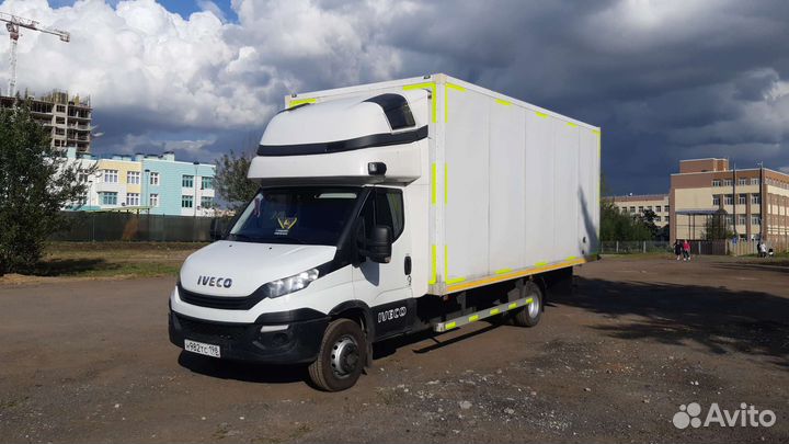 Водитель на своем грузовом автомобиле