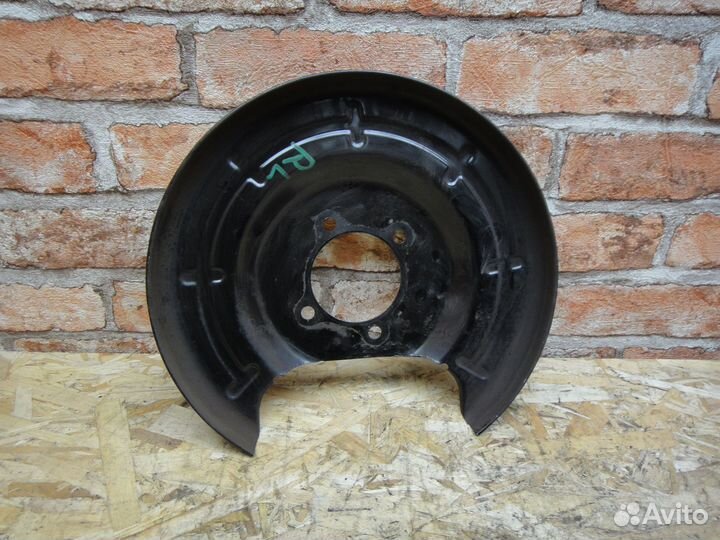 Щит опорный задний левый (пыльник тормозного диска