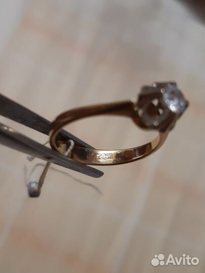 Золотое кольцо с бриллиантом новое
