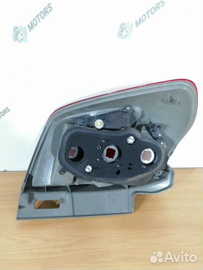 Стоп-сигнал задний правый Toyota Ractis SCP100