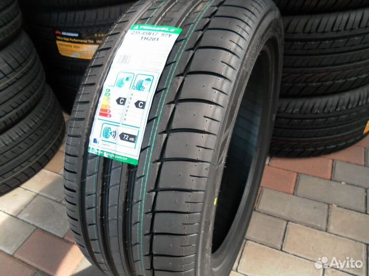 Triangle Sports TH201 275/40 R22 110Z