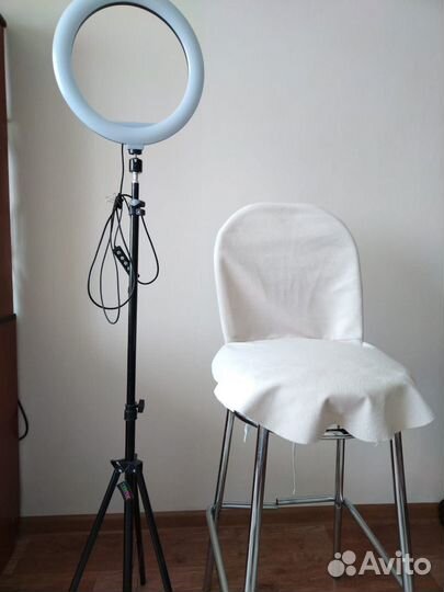 Кольцевая лампа и стул для бровистов визажистов