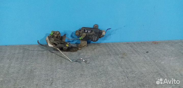 Замок двери передней правой Mitsubishi Space Wagon