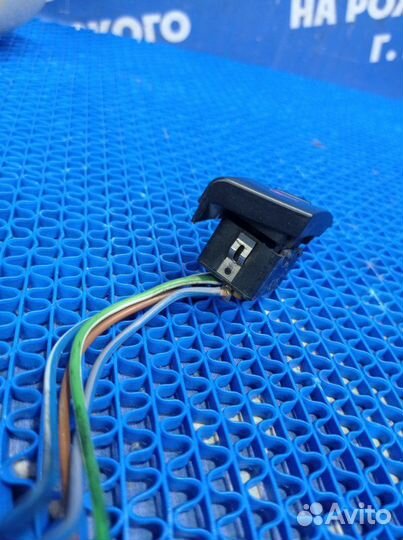 Кнопка центрального замка Audi A6C5 седан AGA 1997