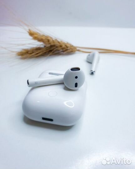 Наушник левый, правый и футляр Apple AirPods