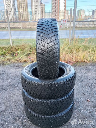 Goodyear UltraGrip Ice Arctic SUV 215/65 R17 99T