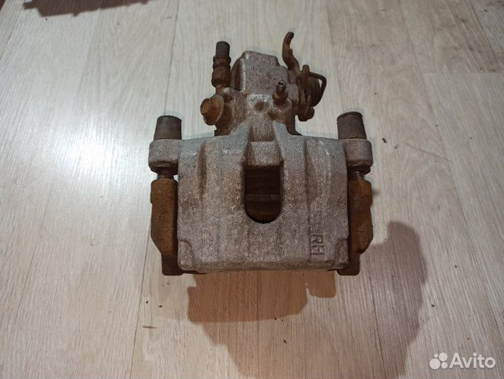 Суппорт задний правый Nissan Primera P12 лифтбек