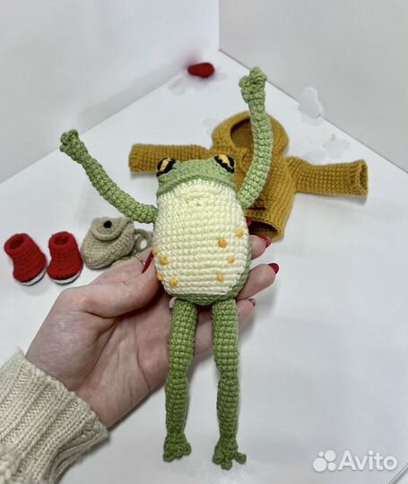 Вязаная лягушка Хьюго ручная работа