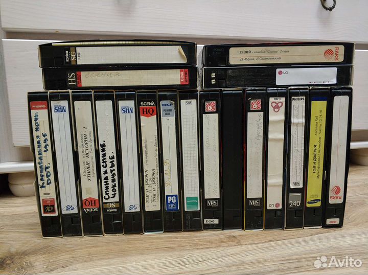 33 Видеокассеты и видеомагнитофон не исправный