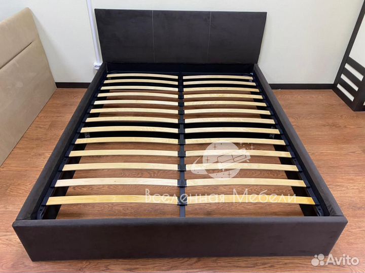 Кровать с мягким изголовьем