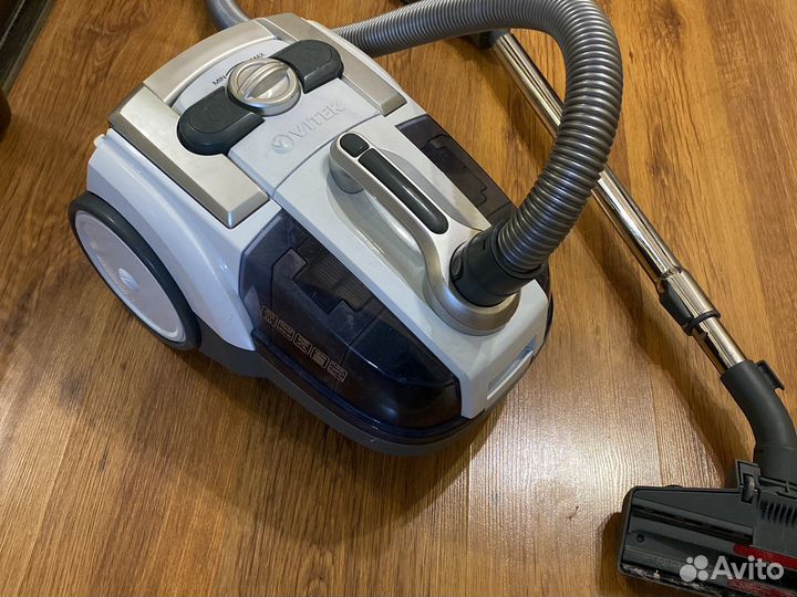 Пылесос Vitek с аквафильтром