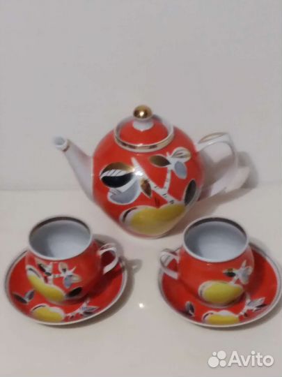 Чайник и пара бокалов (чашек)
