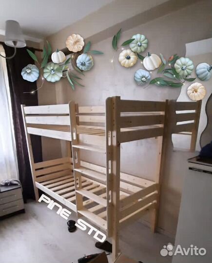 Двухъярусная кровать с безопасной лестницей
