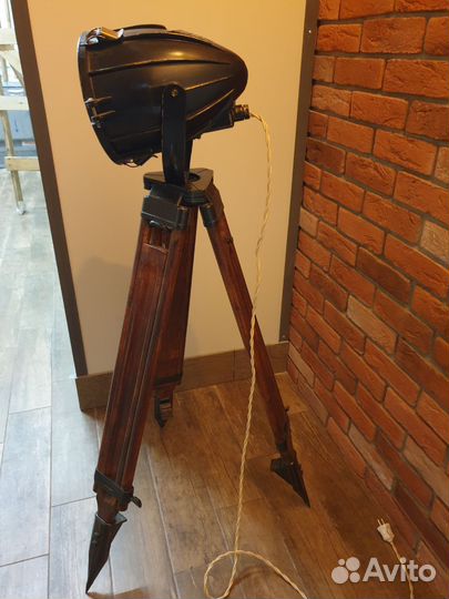 Прожектор на штативе винтажный