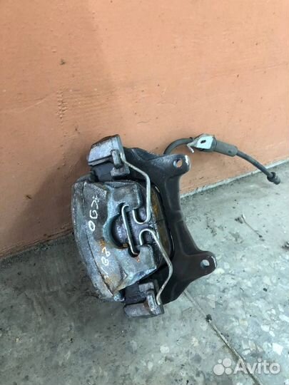 Суппорт передний левый Volvo XC90