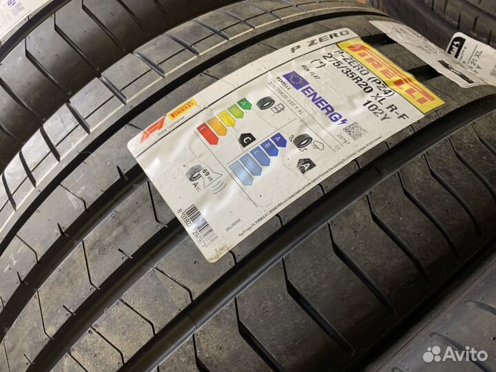 Pirelli P Zero PZ4 L.S. 275/35 R20 и 245/40 R20