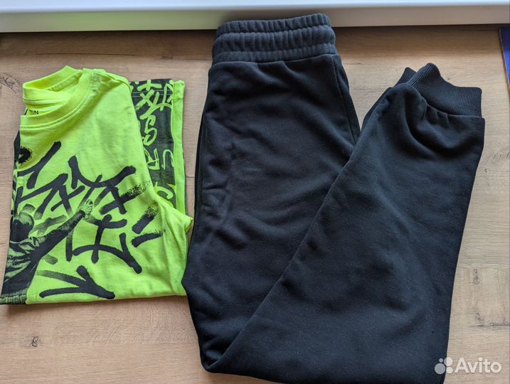 Спортивные штаны и футболка