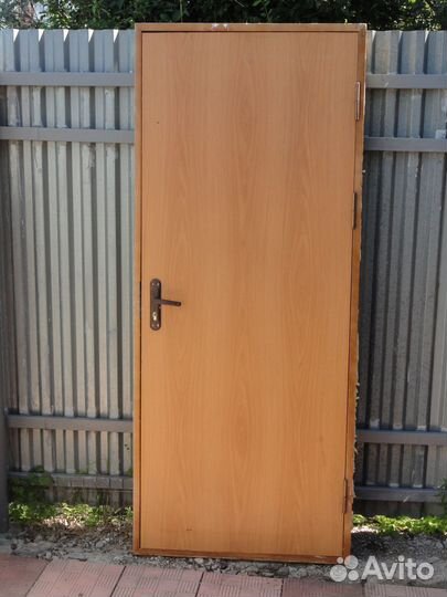 Дверь входная деревянная с коробкой