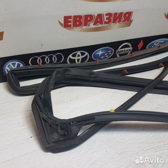 Уплотнитель двери задний левый Honda Accord CU2