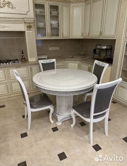 Стол и стулья