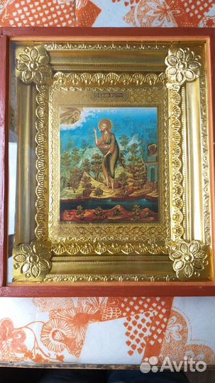 Иконы в деревянной рамке под стеклом