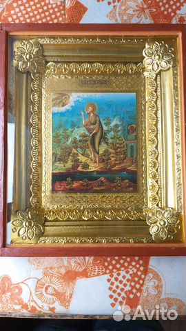 Иконы в деревянной рамке под стеклом