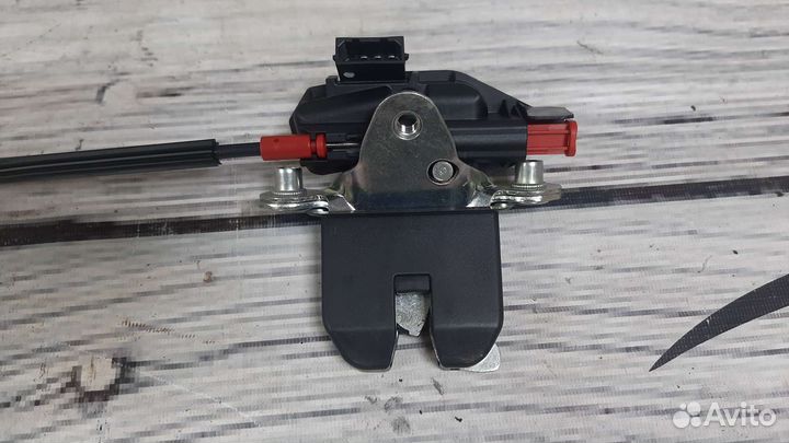 Замок багажника для VW Polo