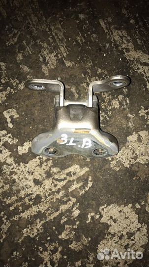 Петля двери задней левой верхняя Toyota Camry V40
