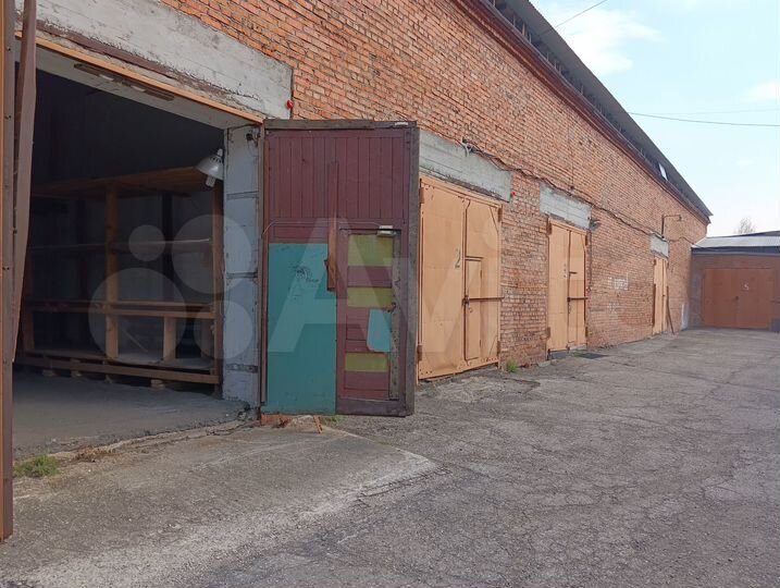 Склады (гаражи), 530 м² с зем. участком 0,35 га