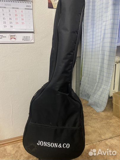 Акустическая гитара с чехлом и каподастром