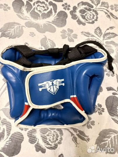 Шлем и перчатки для бокса