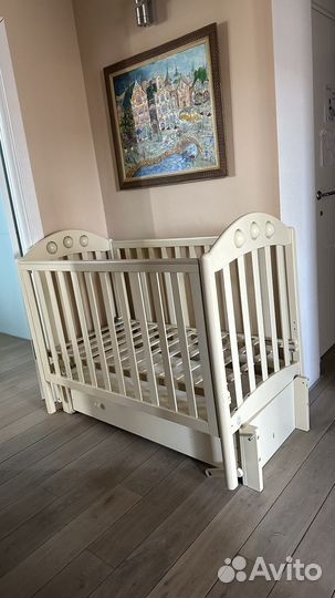 Детская кроватка с поперечным маятником