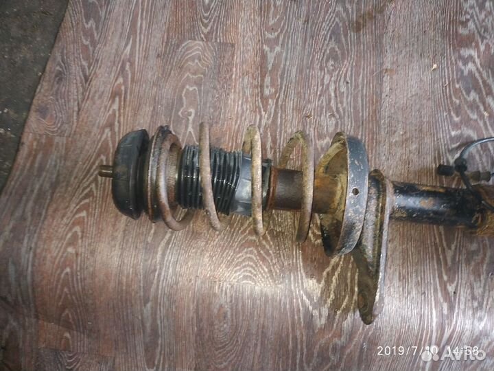 Стойка передняя правая Opel Vectra A 1988-1995