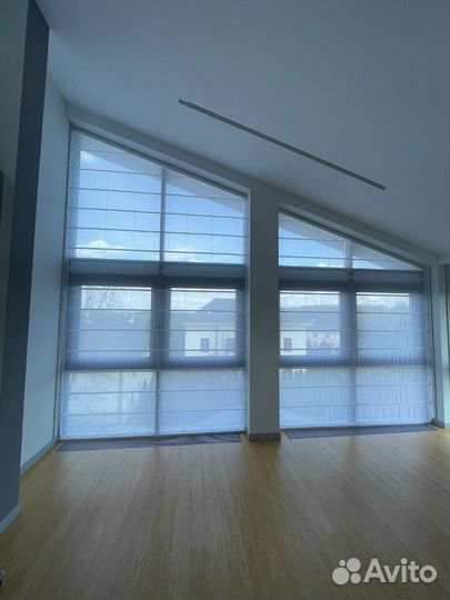 Темные шторы на косые окна