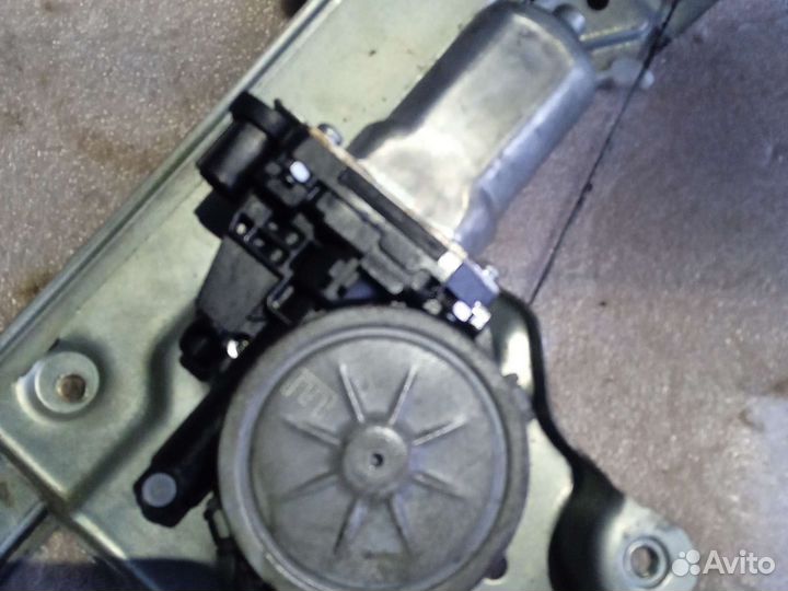 Передний левый стеклоподъёмник Suzuki grand Vitara