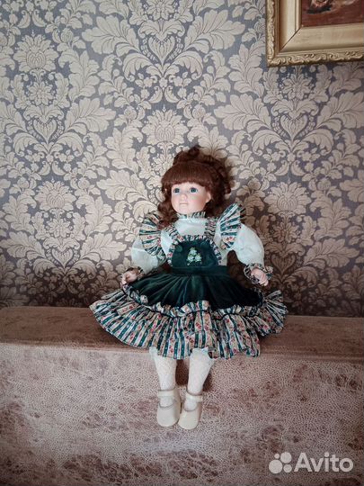 Кукла фарфоровая