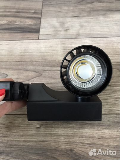 Светодиодные светильники трековые, белые и черные